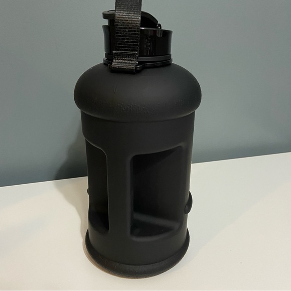 Hydrate Matte Black 1.3L Gym Water Bottle - Picture 4 of 6